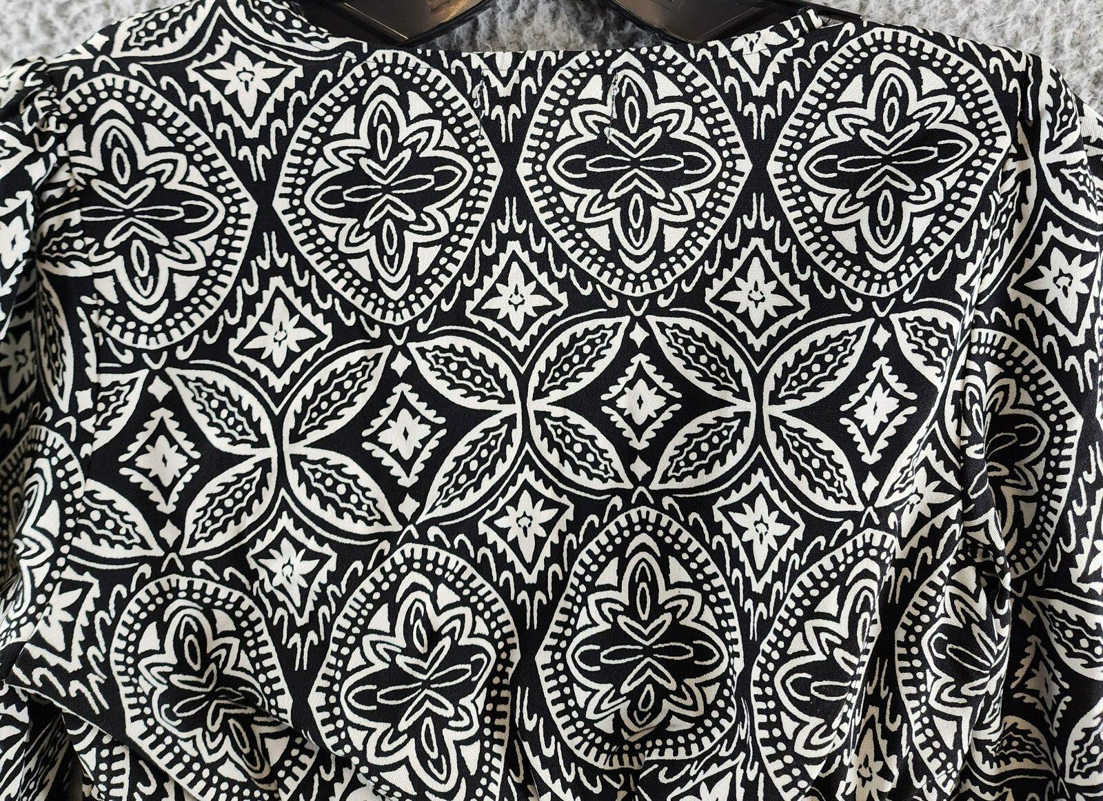 Japna Faux Wrap Printed Cropped Tie Front Top Women's S Black/White V-Neck L/S - Picture 11 of 11