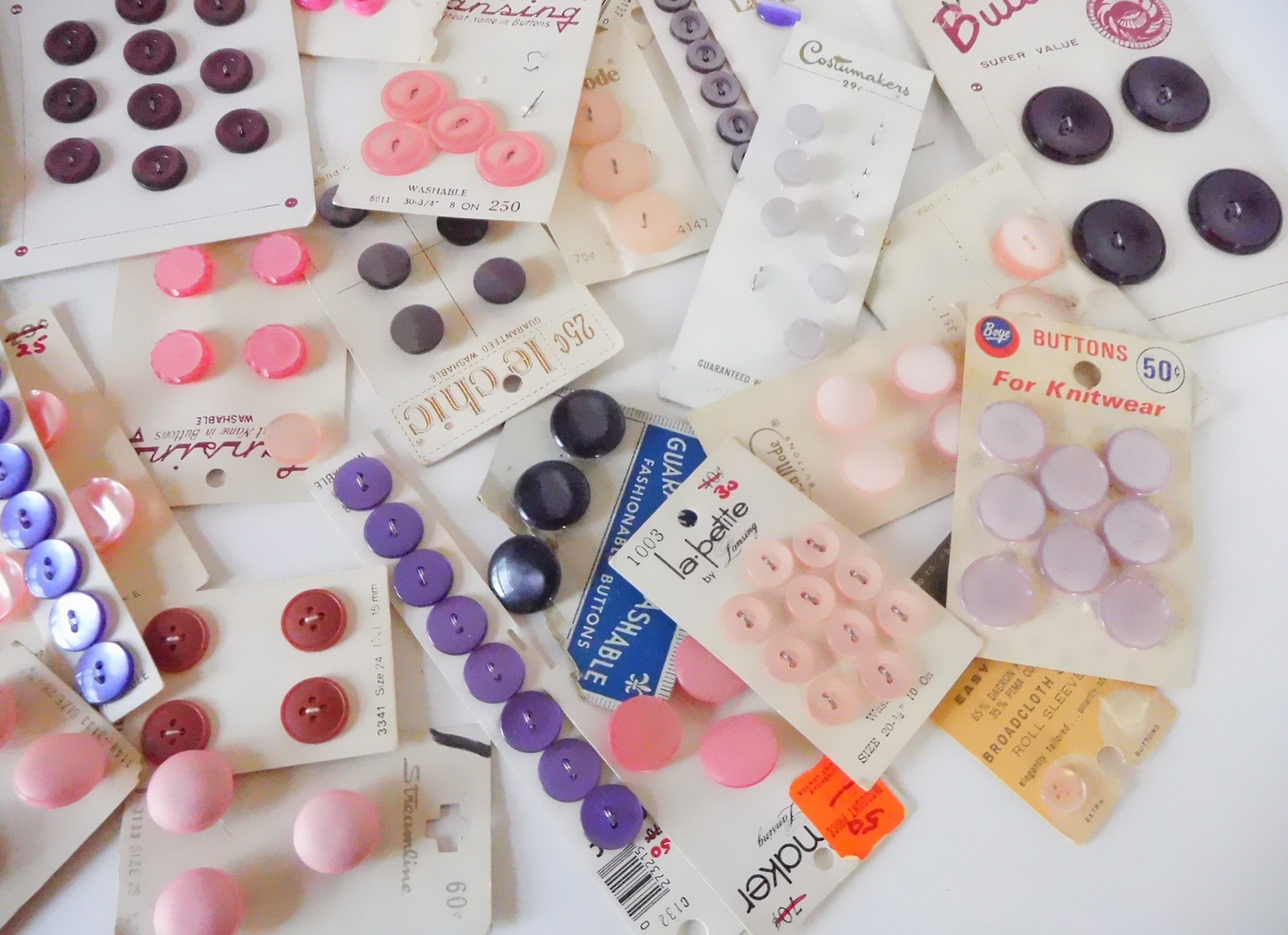 VINTAGE NEW UNUSED LOT OF 100+ PINK TO PURPLE ASST. BUTTONS - MOST ON CARDS
