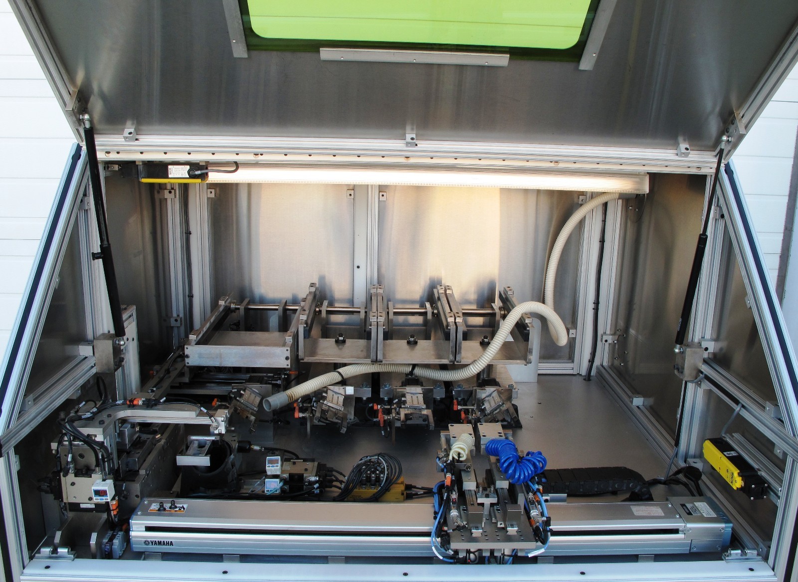 General Dynamics Adaptek Laser Marking Machine with Yamaha F1030-900 Robot SR1-X