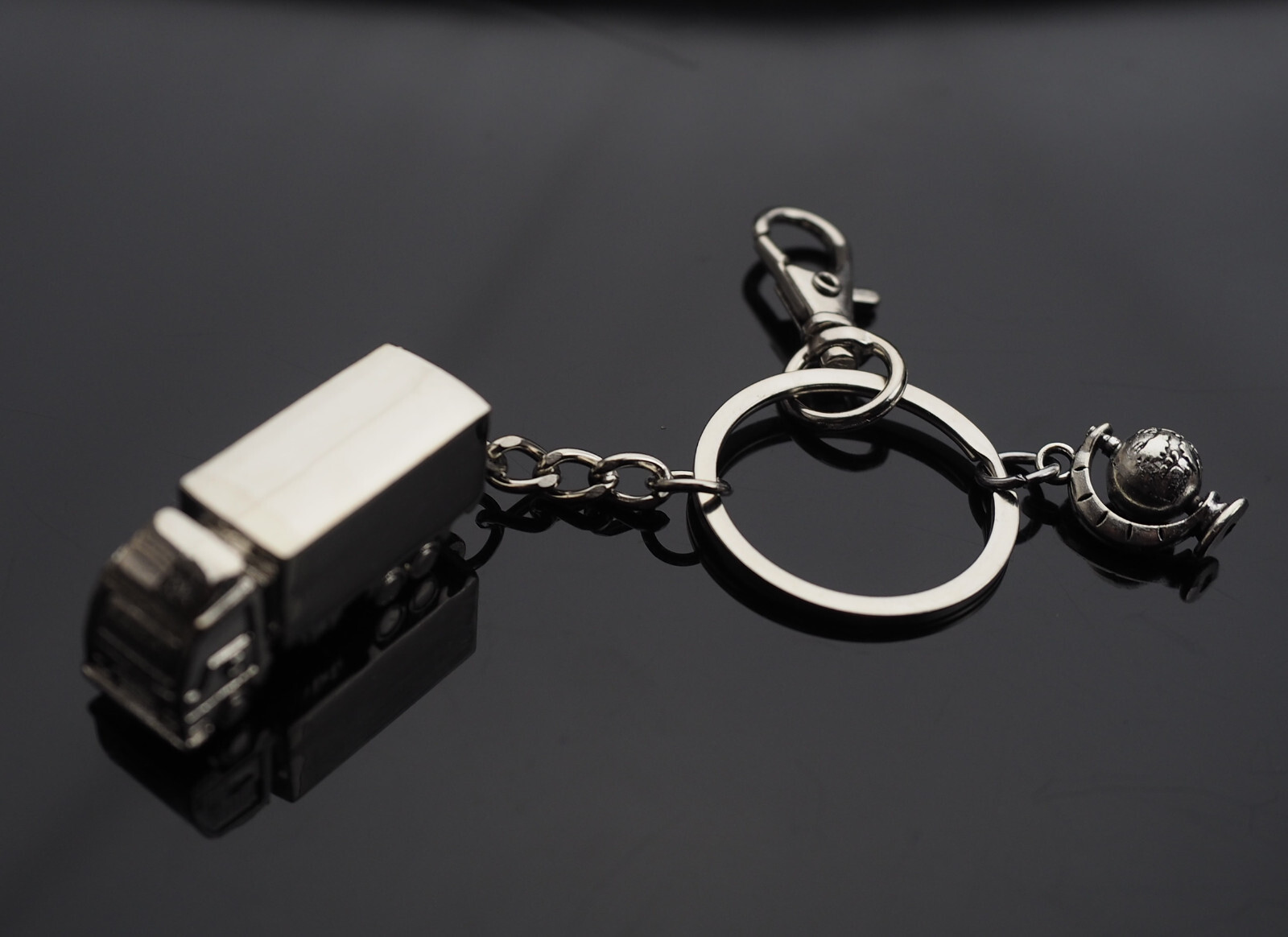 Semi Truck Keychain Lorry Car Key Ring Key Globe Spins Charm