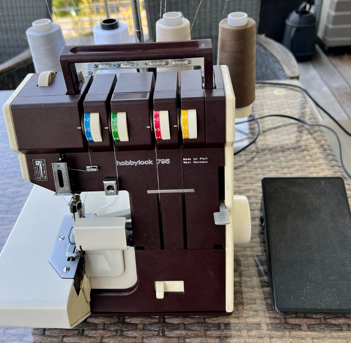 Оверлок hobbylock. Pfaff hobbylock 4752 обзор.