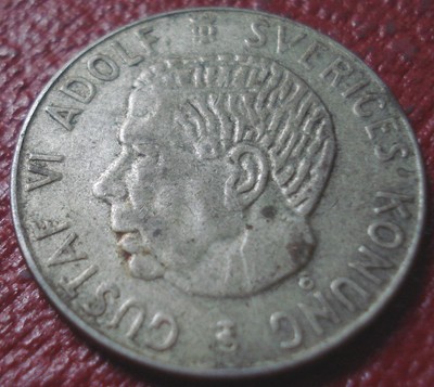 1957 TS SWEDEN 1 KRONA IN VF CONDITION (.400 SILVER)