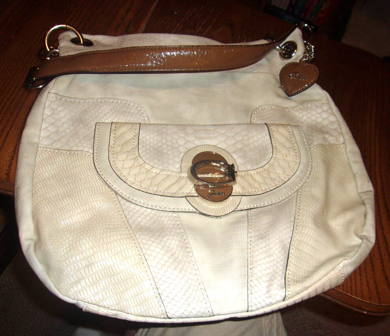 ショルダーバッグ・ポシェット Guess ADI Quilted l G Logo Baguette Bag HO1A3A01 71b7cuOesqL._UY300_.jpg