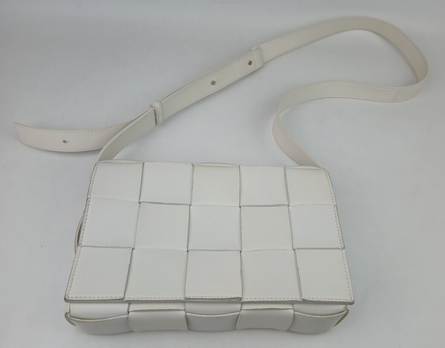 ●BOTTEGAVENETA ●ボッテガヴェネタ Foulrad Cassette Bottega Veneta® Men's Cassette in Navy/white/black. Shop