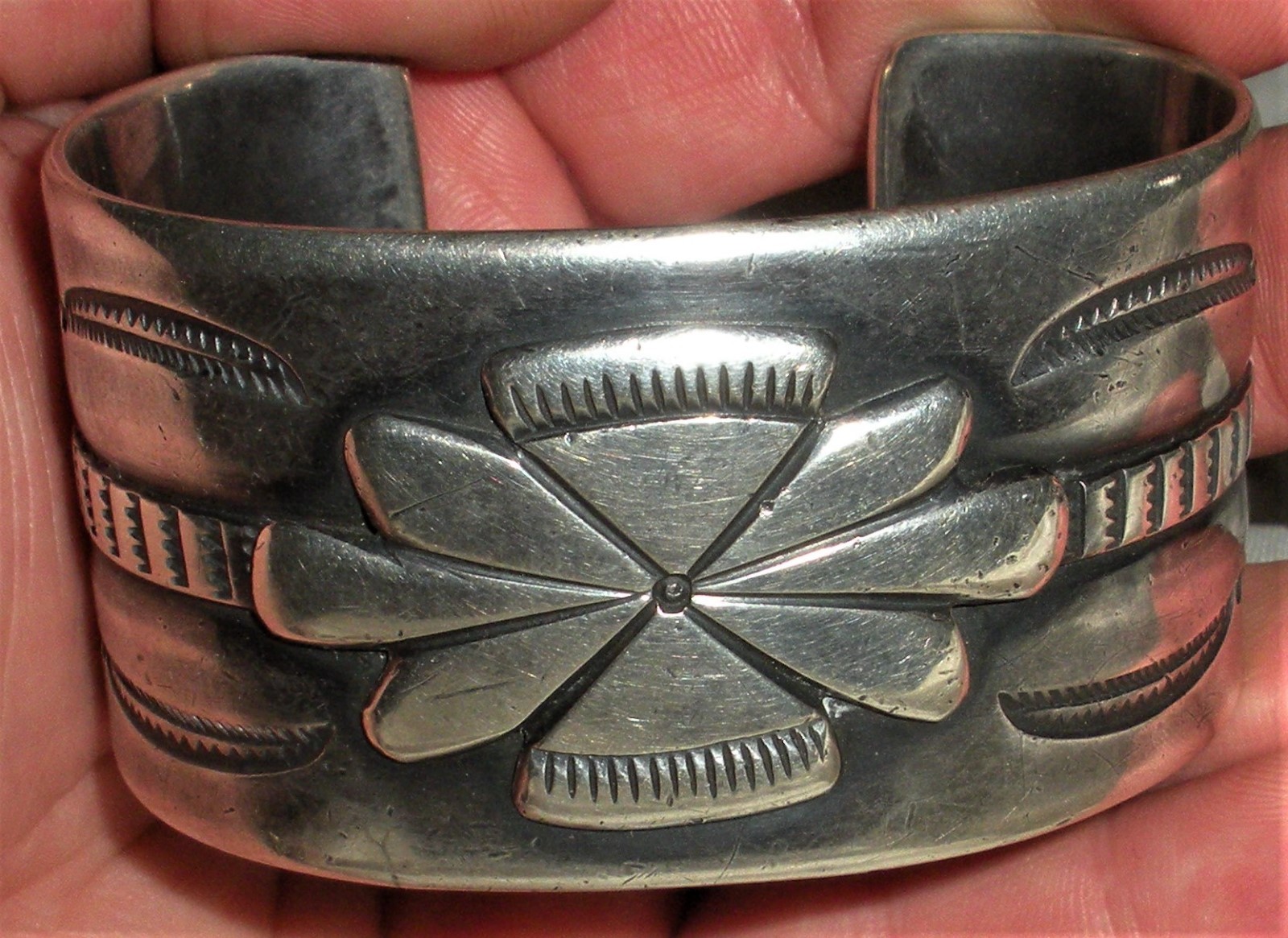 ANTIQUE c1930 NAVAJO / PUEBLO COIN SILVER BRACELET APPLIED HOGAN DECORATION vafo