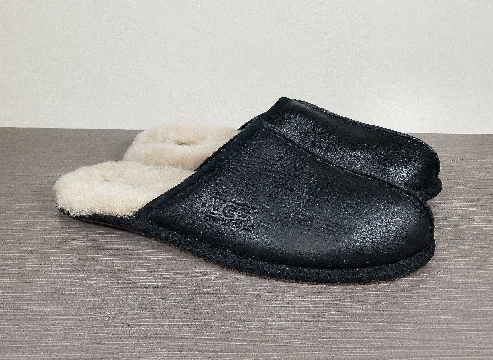 UGG Scuff Shearling-Lined Mule Slippers, Black Leather, Mens Size 12 US / 45.5
