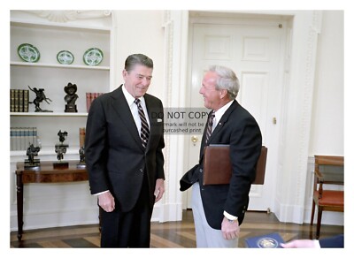 PRESIDENT RONALD REAGAN AND ARNOLD PALMER METTING IN OVAL OFFICE 1983 5X7 PHOTO