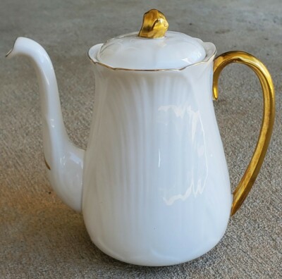 H /& HD Embossed Pansy Teapot 6 Cup 2398