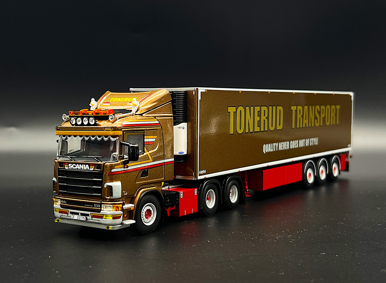 WSI 01-4000 Scania S CS20H Trailer & 20 ft Tank Container