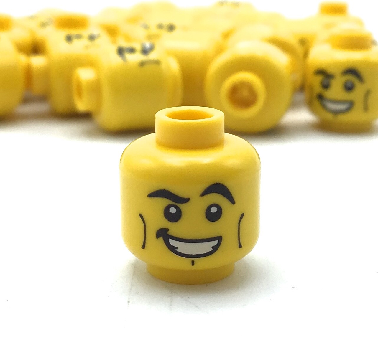 LEGO LOT OF 25 YELLOW MINIFIGURE HEAD PIECES BIG GRIN SMILE