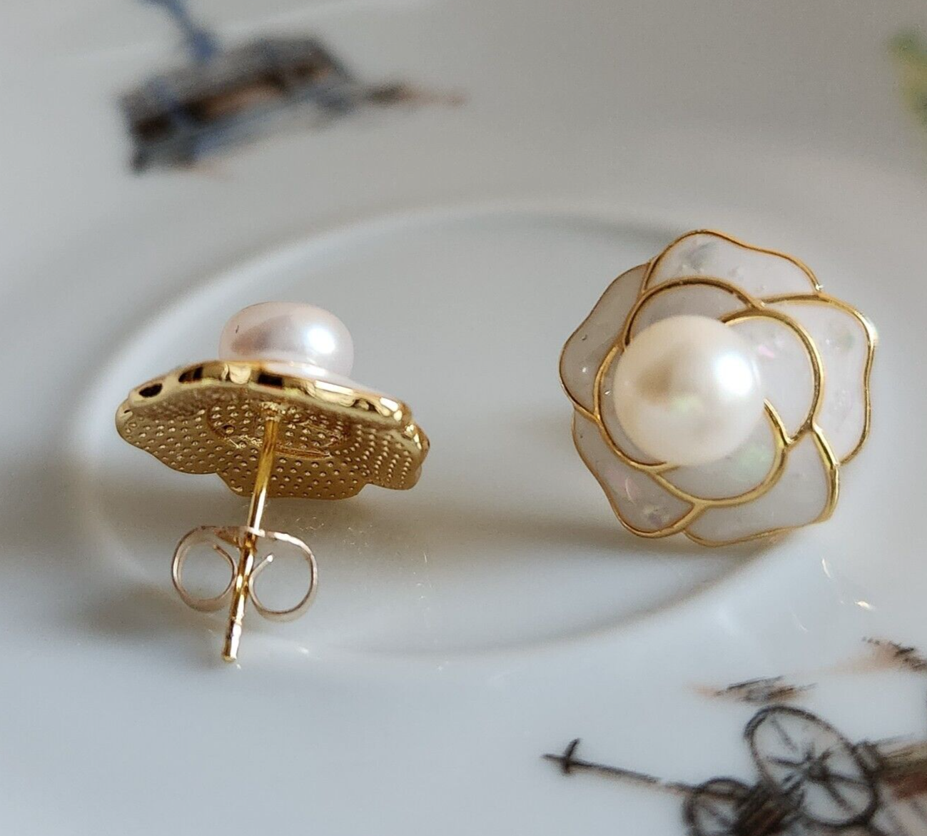 Natural 6mmPearl Mother-of- Pearl Flower Stud Earrings 14k Yellow Gold in Silver