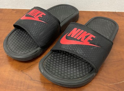 

Nike Benassi JDI для больших детей, черный/красный вызов (343880 060) —, Black / challenge red