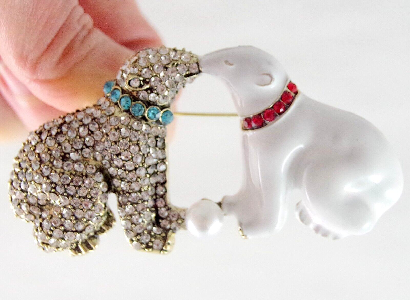 3 1/8" UNSIGNED HEIDI DAUS STYLE POLAR BEAR KISS CRYSTAL RHINESTONE PEARL BROOCH