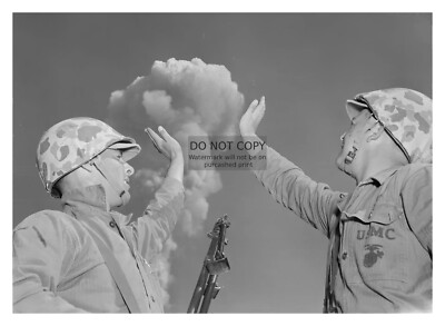 TWO SOLDIERS NUCLEAR BOMB TEST MUSHROOM CLOUD ''ATOMIC HIGH-FIVE'' 5X7 PHOTO