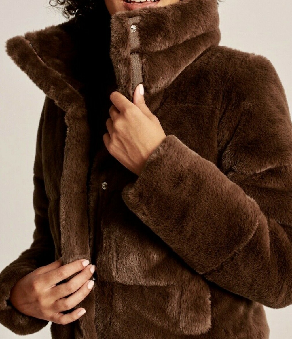 Abercrombie & Fitch ファー付きブラウンジャンパー Abercrombie & Fitch Faux Fur Puffer Jacket Womens Cropped