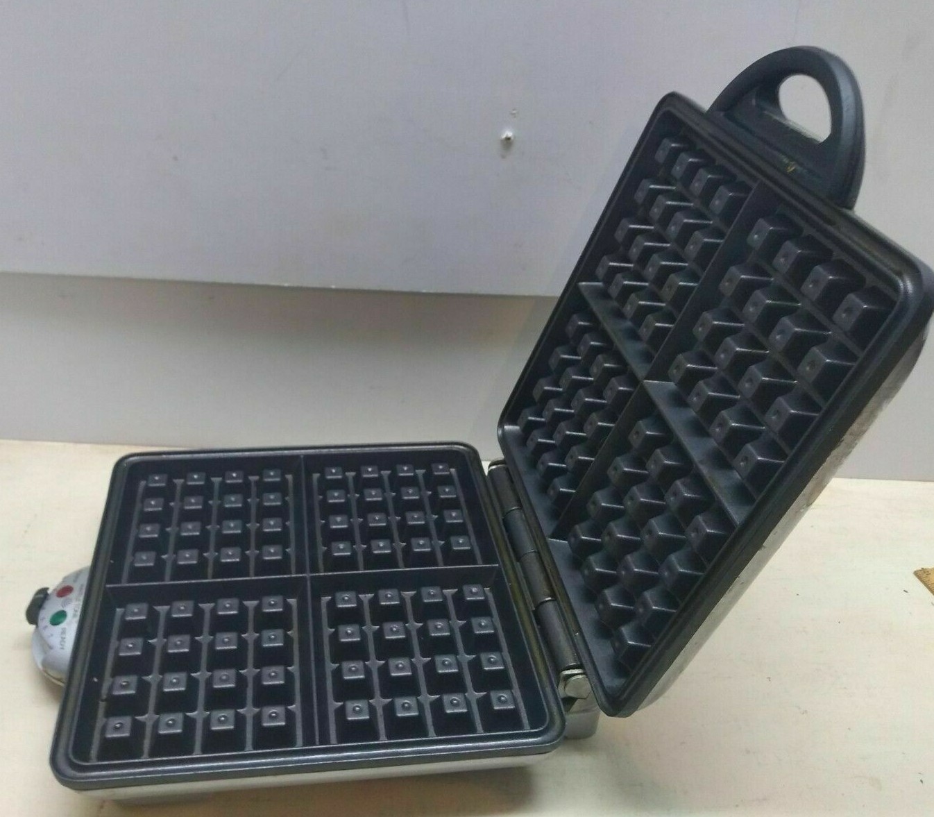 Villa Ware UNO Belgian Waffler 4-Square Waffle Maker Silver