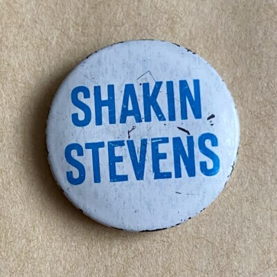 SHAKIN  STEVENS Vintage 1980s Pin Badge 1  (25mm) Shaky