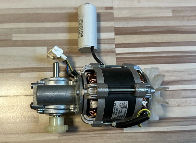 Einphasiger Asynchronmotor Gefeg  Es 86 4-Polig  230v 1350u/Min