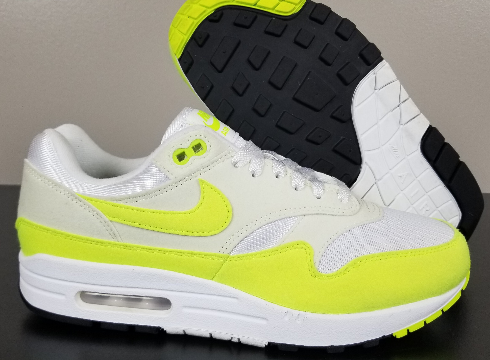 【新品】NIKE W AIR MAX PHENOMENA 26cm-26.5cm NIKE AIR MAX 1 WOMENS RUNNING SHOES WHITE VOLT LIME BLACK