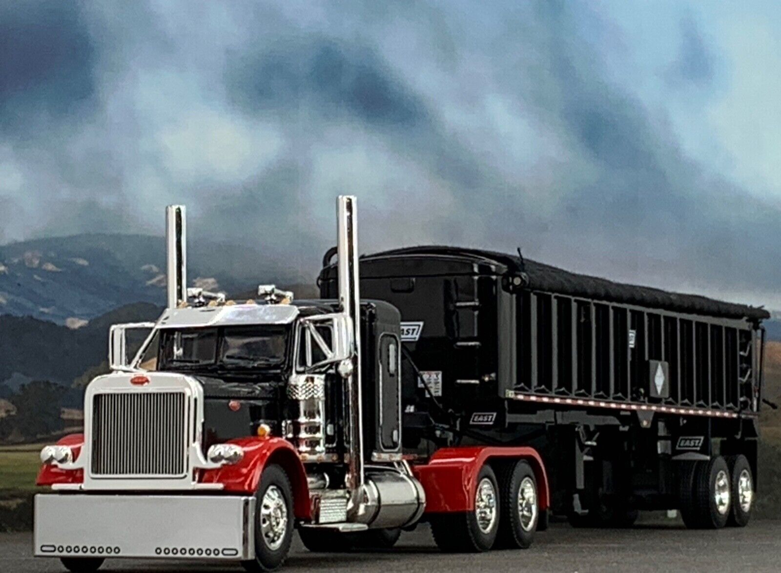 1/64 DCP PETERBILT 379 W/ 36 1/64 DCP PETERBILT 379 W/ 36