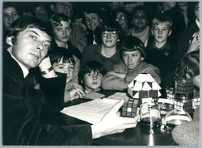 1982 Professeur Erno Rubik Inventeur Hongrois Rubik's Cube Photo Vintage Foto