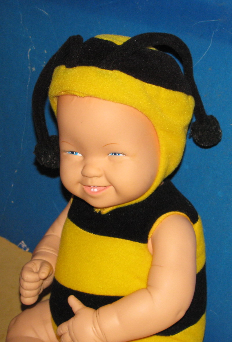 Unimax ANNE GEDDES Bumble Bee Doll/Original Outfit/Very Nice Condition.