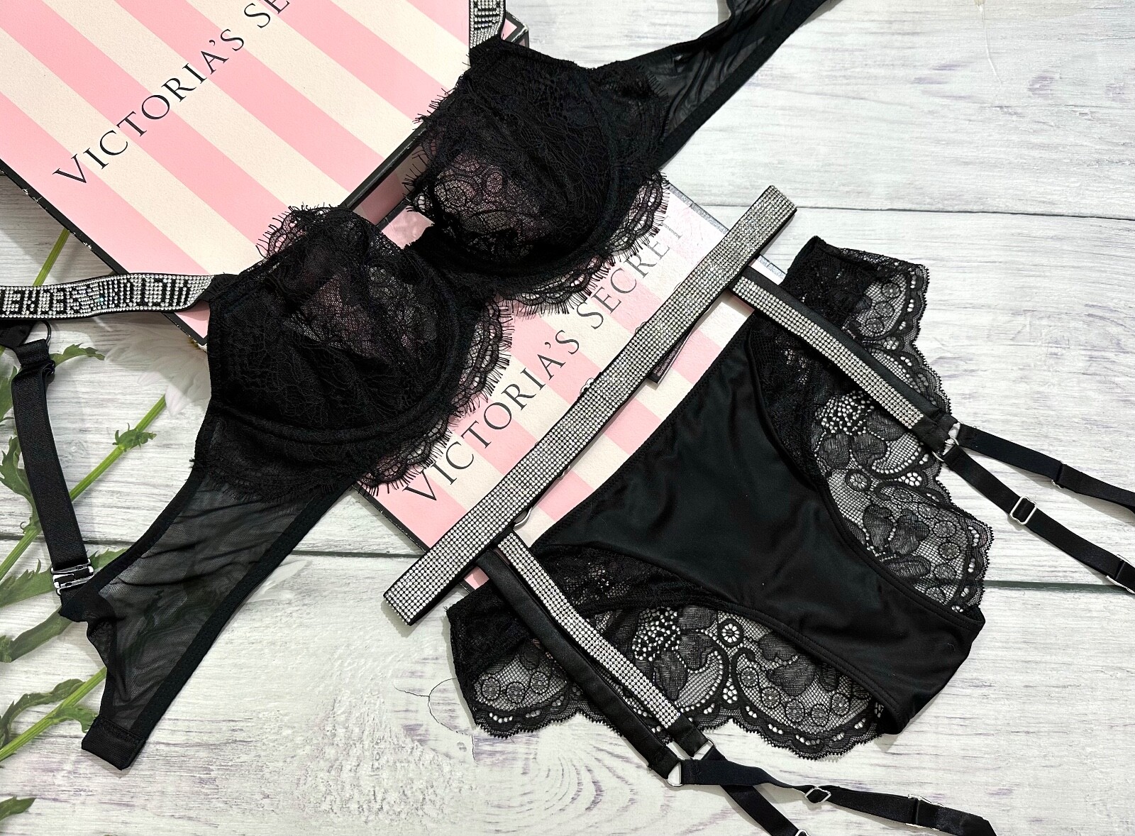 

Victorias Secret Очень сексуальный бюстгальтер без подкладки с блестящими бретельками и стринги с подвязками, Черный