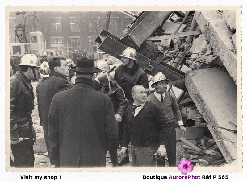 Sapeurs Pompiers En Intervention Sur Catastrophe, Protection Civile 1950  -P565