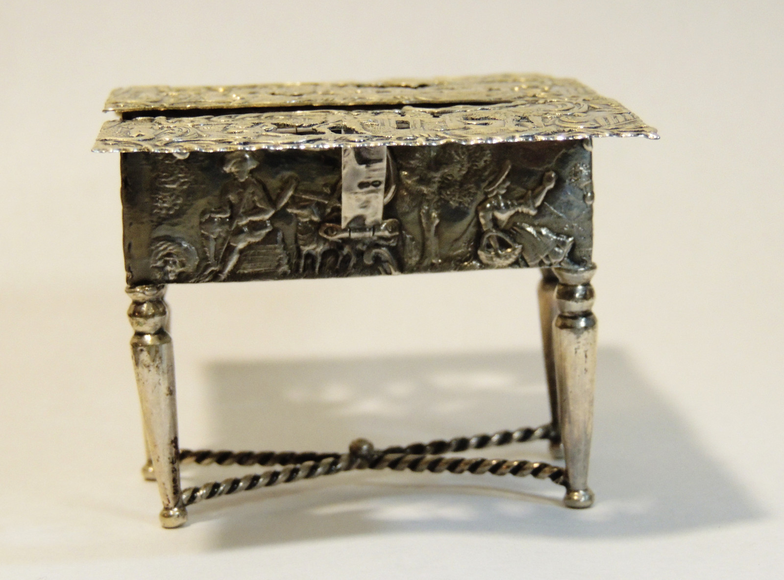 Antique Victorian Embossed Sterling Silver Table POMANDER Vinaigrette Scent BOX