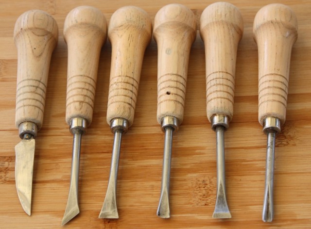 Economy - 5 piece wood carving chisels and a wood chipping 