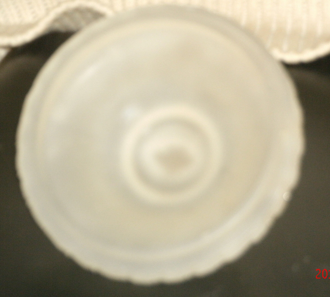 Vanilla colored lid with an open wing bird for the handle.  Measures 4” r