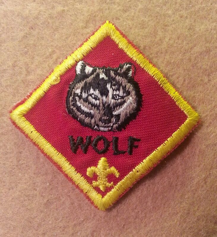 CUB SCOUT WOLF RANK PATCH - PRE-OWNED    B00106