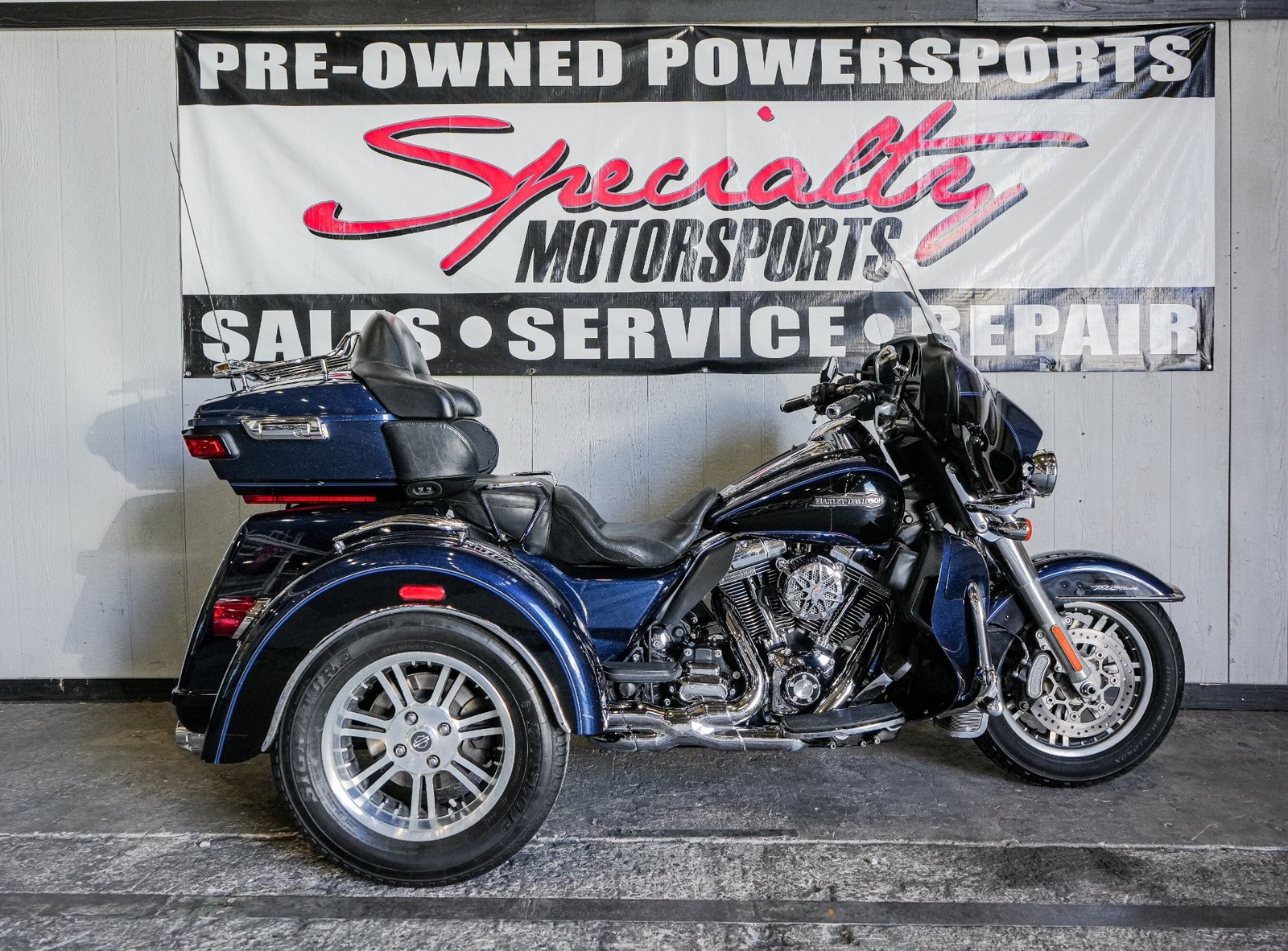 Owner Harley-Davidson Tri Glide® Ultra Big Blue Pearl / Vivid Black with 47110 Miles,