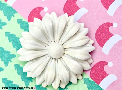 BRIGHT WHITE VINTAGE DAISY FLOWER PIN, BROOCH,COLLECTIBLE,HOLIDAY  HOSTESS GIFT