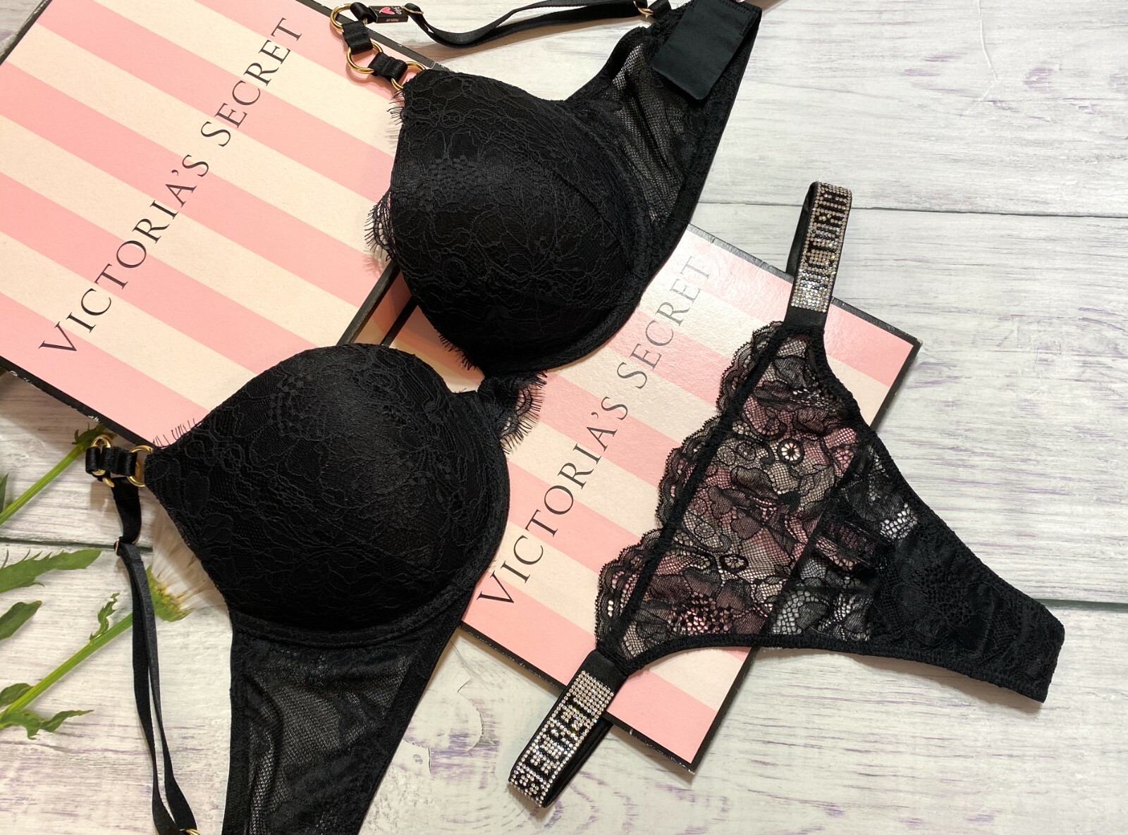 

Victorias Secret VERY SEXY Ring Shine Strap Lace Push-Up Bra Thong Set, Черный