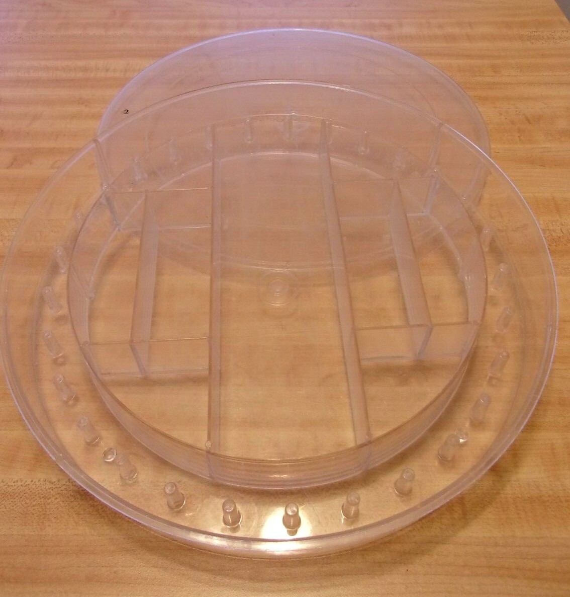 VINTAGE SEWING CADDY ROUND CLEAR PLASTIC HOLDS 29 THREAD BOBBINS & NOTIONS (#2)