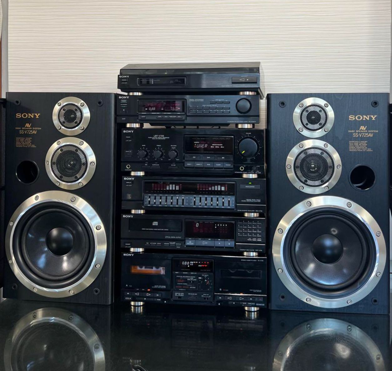 SONY LBT-V725 hi-fi system in a compact size With record