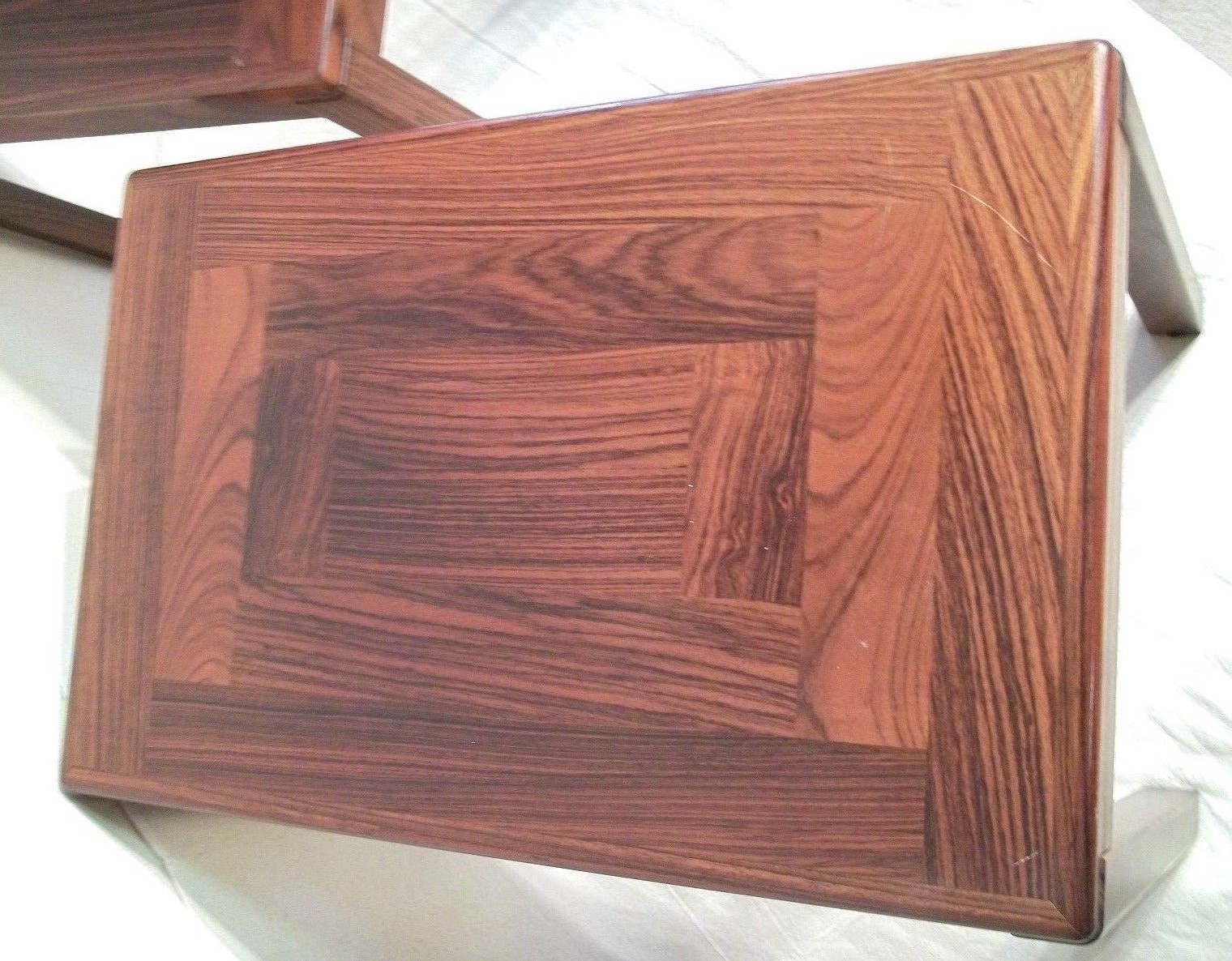 A BEAUTIFUL PAIR OF MID CENTURY DANISH MODERN ROSEWOOD SQUARE LEG END TABLES