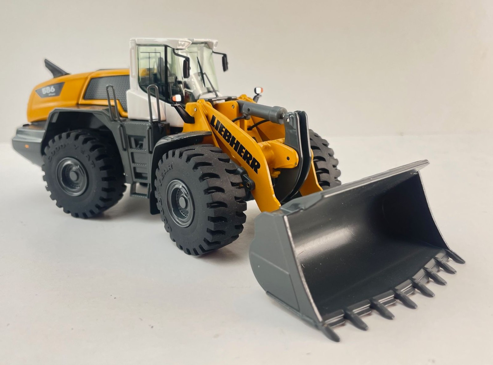 Liebherr ミニカー コンテナ付き 1/50 Liebherr Minicar With Container 1/50 | eBay