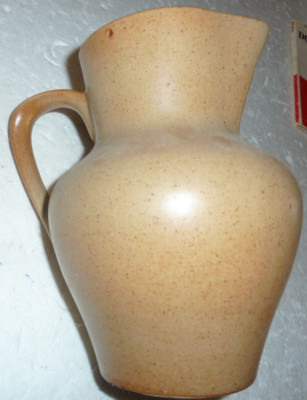 beau pichet brun-beige en grès dans le gout de la manufacture de Digoin, déco 60