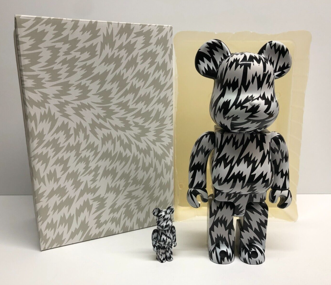Bearbrick ELEY KISHIMOTO Black & White 400% 100% Set Limited Bearbrick ELEY KISHIMOTO Black & White 400% 100% Set Limited