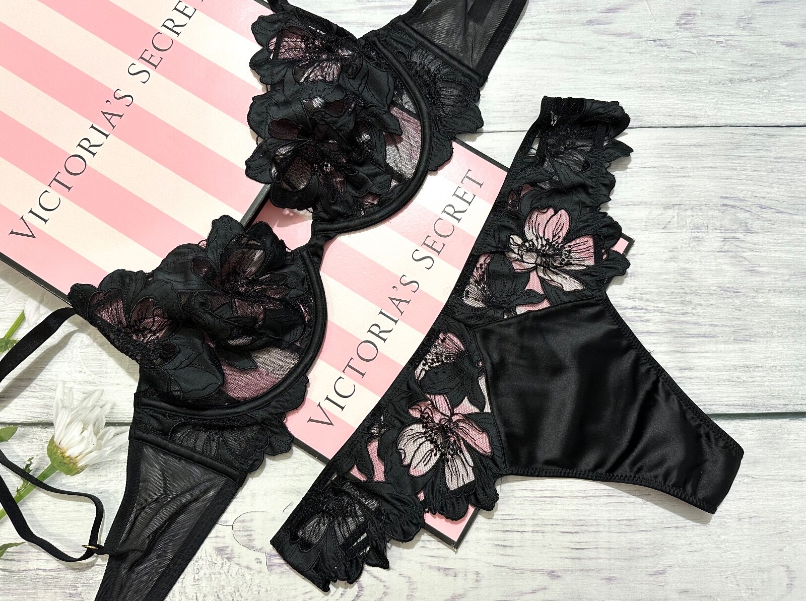 

Атласные стринги без подкладки Victorias Secret LUXE с вышивкой и аппликацией, Черный