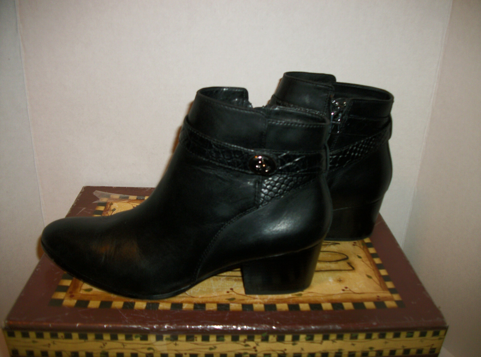 Coach Womens Patricia Black Leather Ankle Fashion Boots Size 10 B