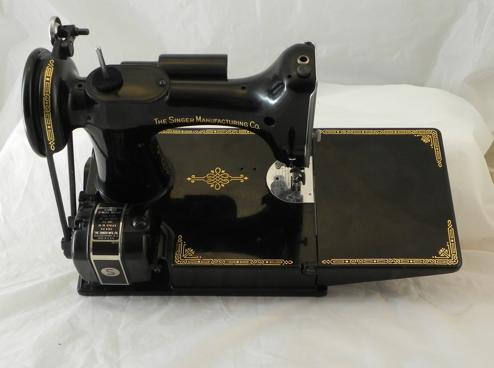 1951 SINGER Featherweight Rare Centennial Working SEWING MACHINE 221 with case