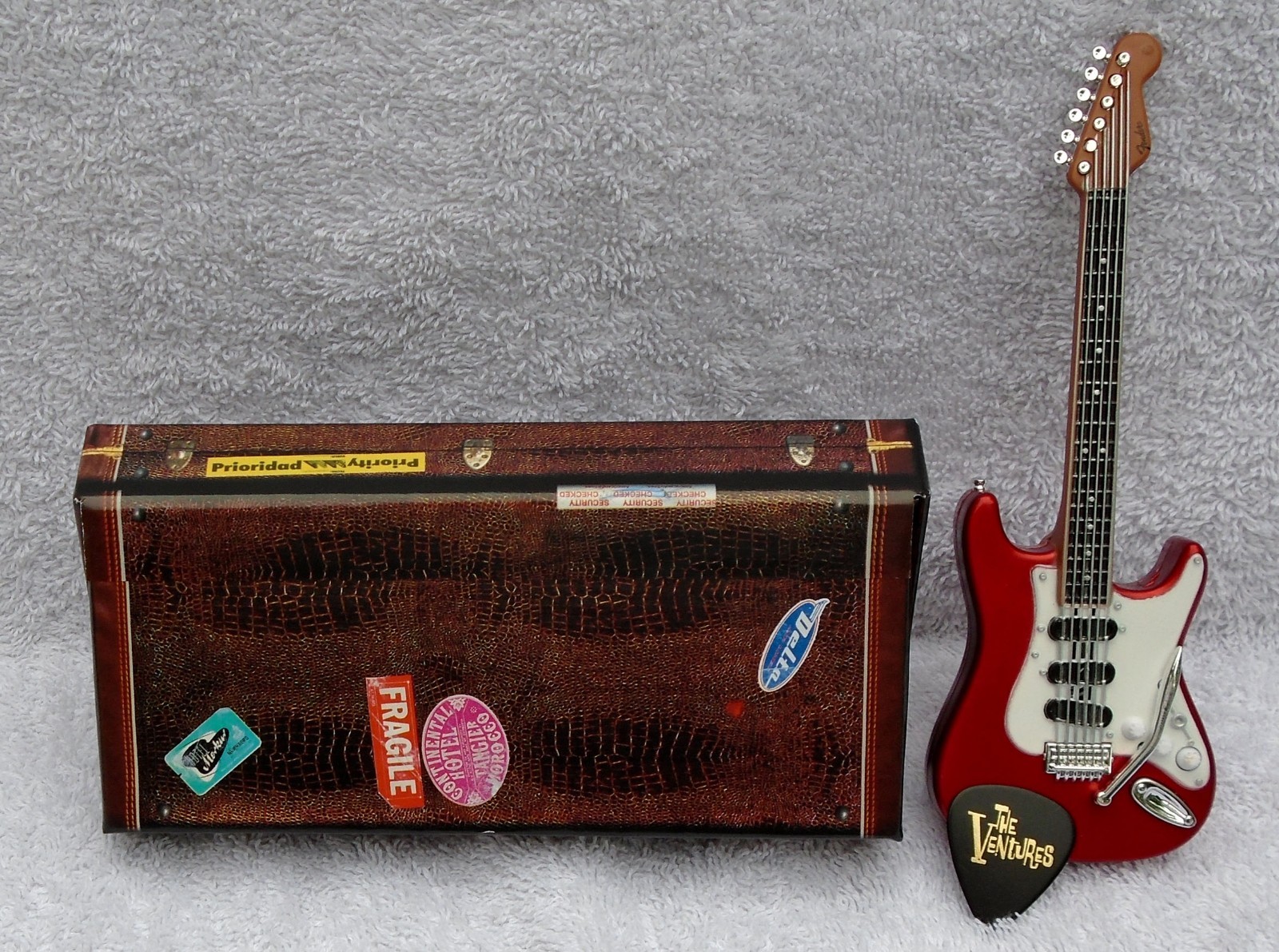 VENTURES MINI PROMOTIONAL GUITAR CASE WITH MINI FENDER GUITAR-& PICK-RARE VG+