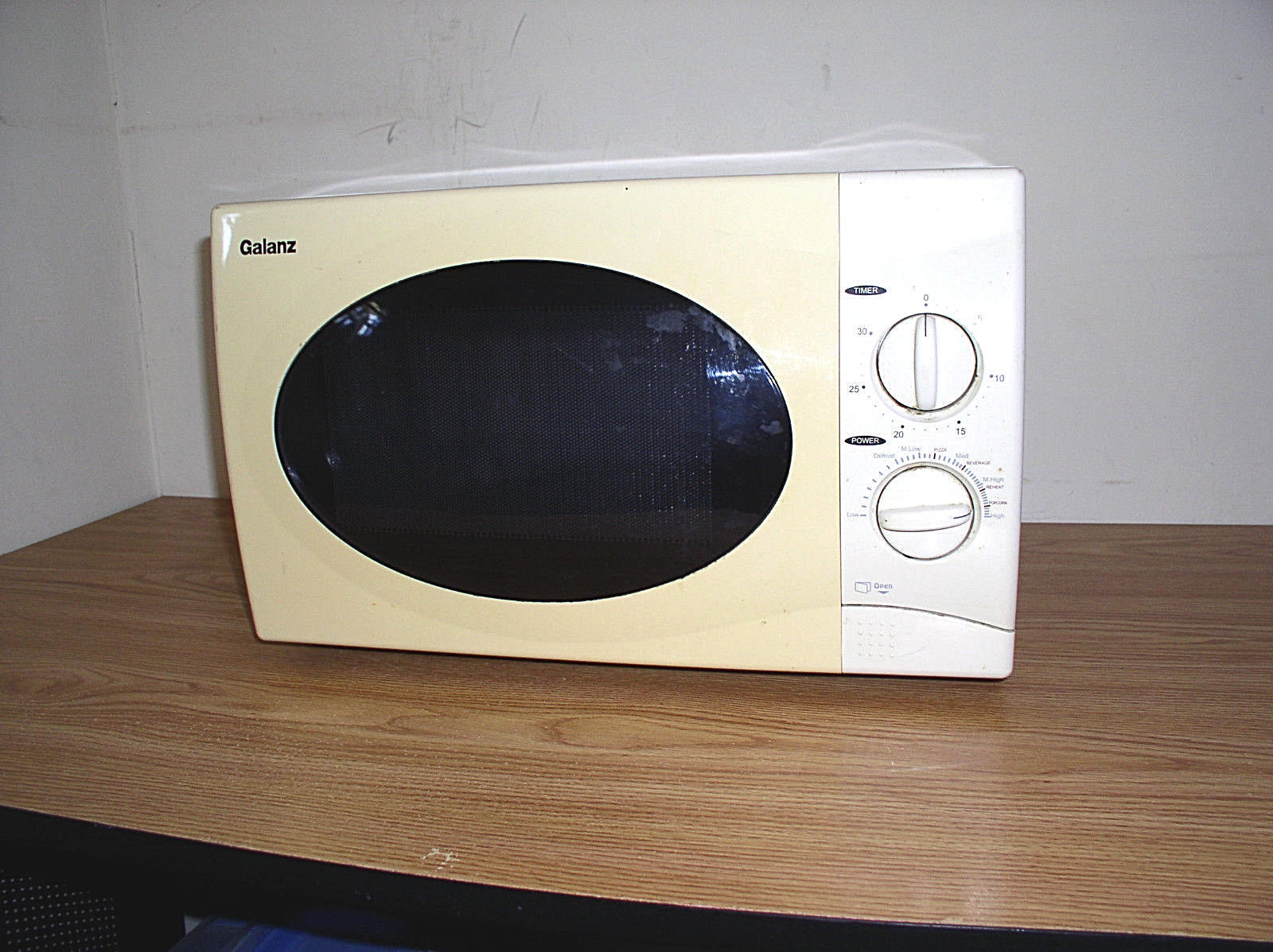USED GALANZ RETRO MICROWAVE OVEN 23FJ