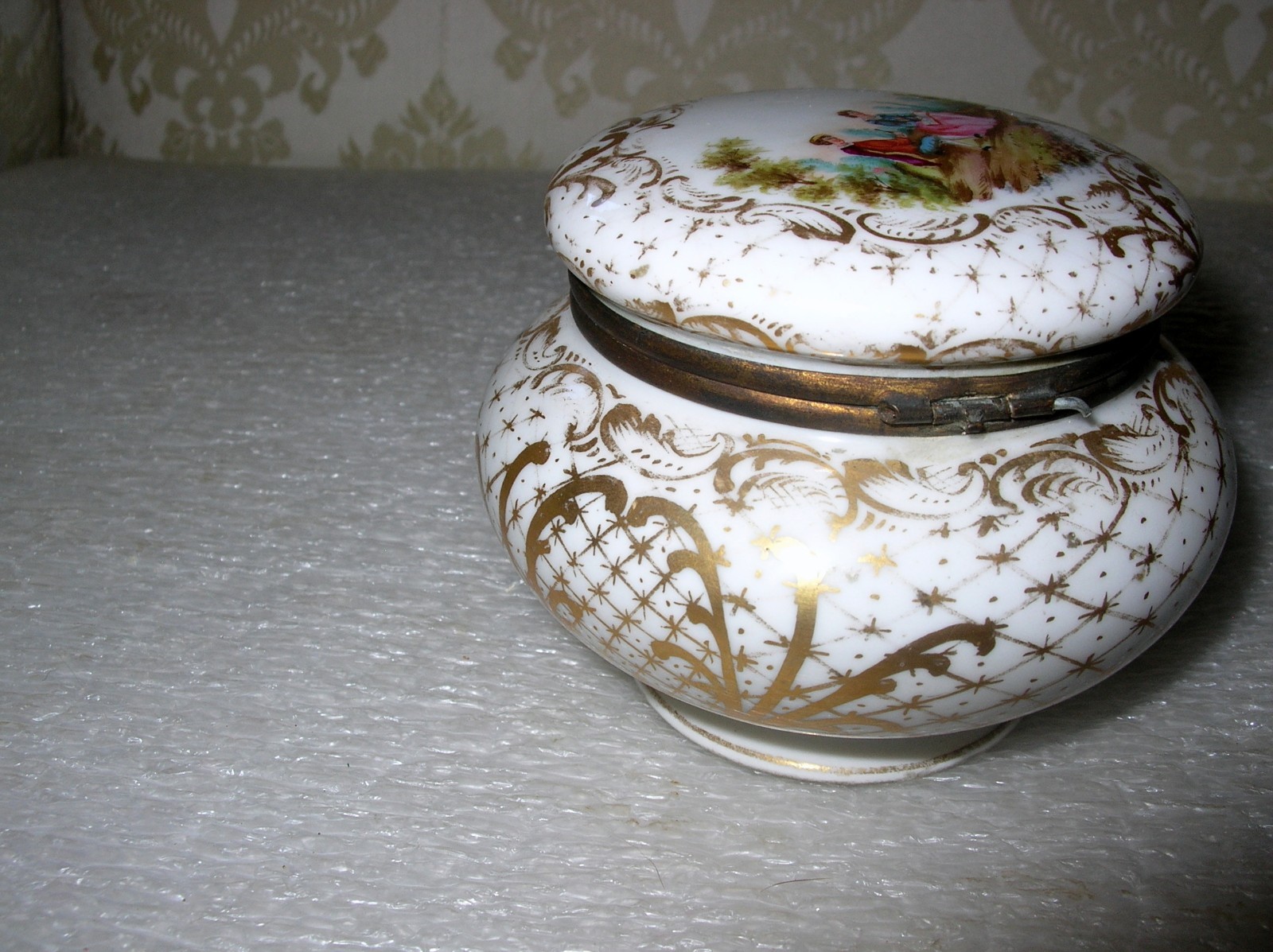 18TH CENTURY MEISSEN POWDER BOX