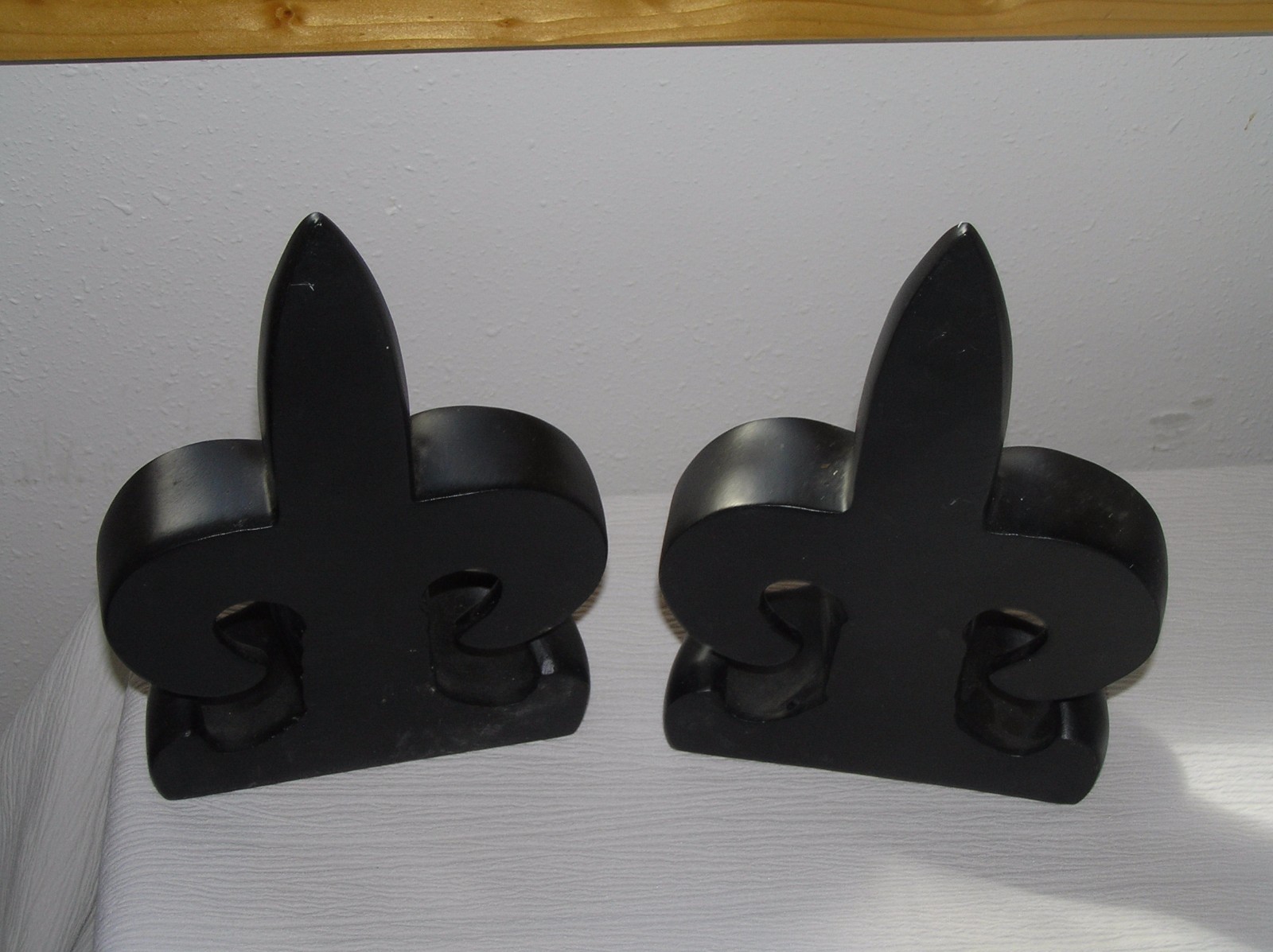 Estate Heavy Black Painted Chalkware or Resin Fleur Di Lis Bookends or Shelf Dec