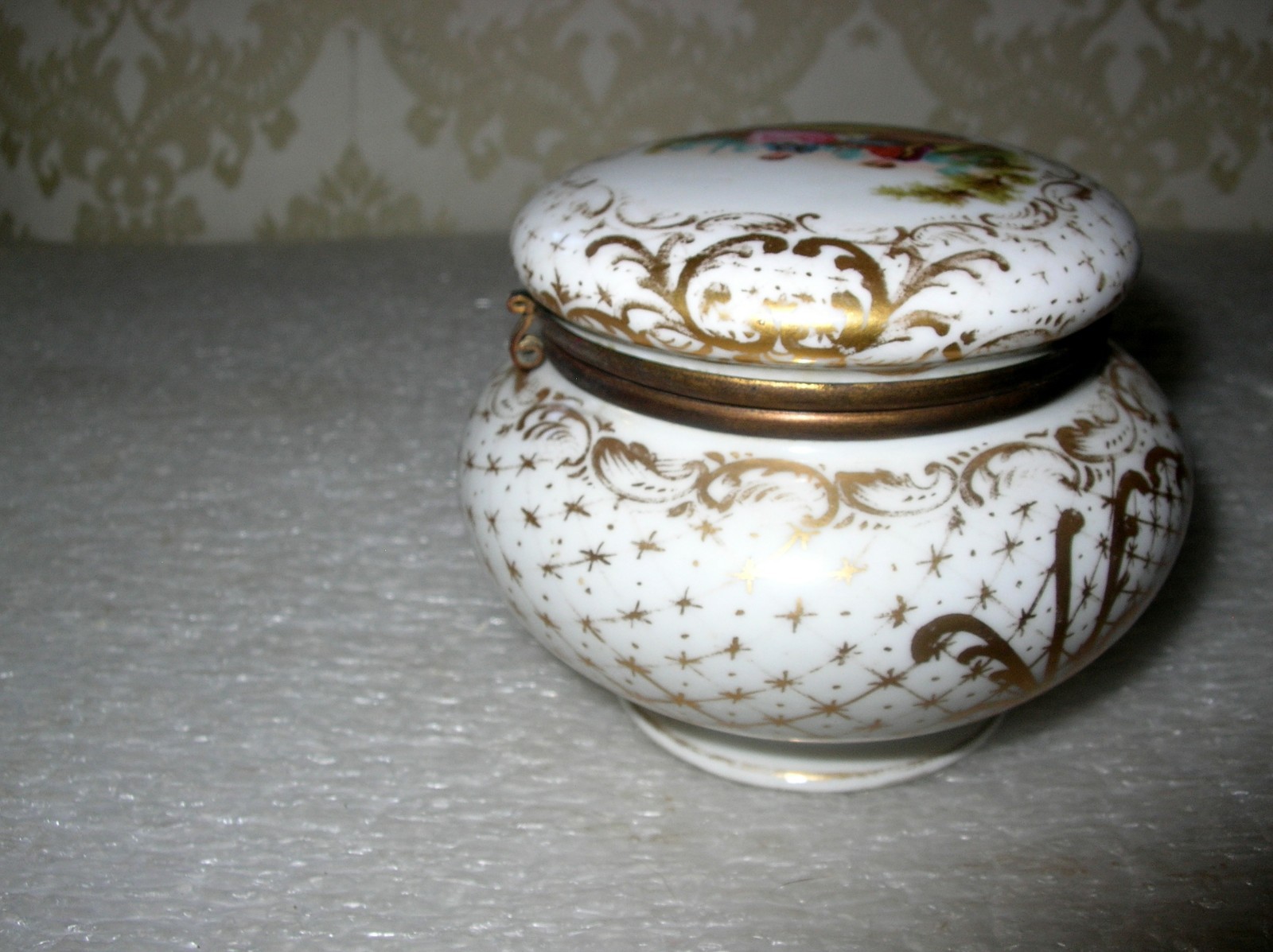 18TH CENTURY MEISSEN POWDER BOX