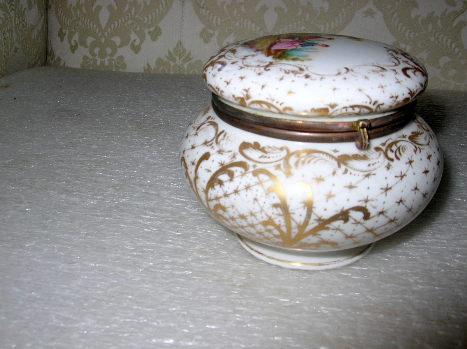 18TH CENTURY MEISSEN POWDER BOX